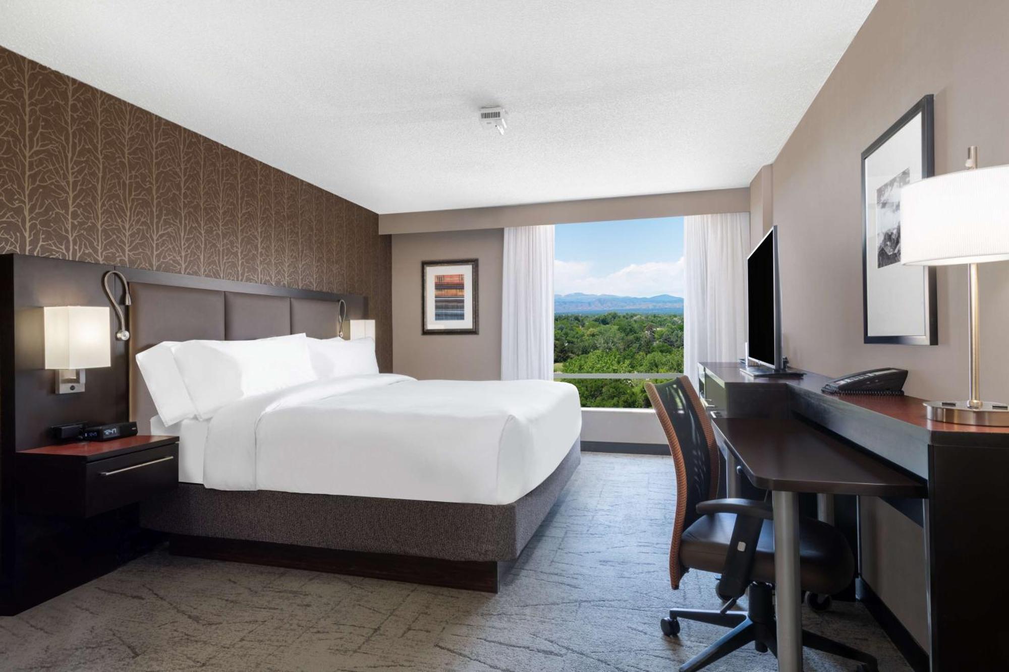 Zimmer mit Kingsize-Bett und Bergblick